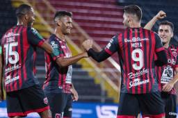 El hondureño Alexander López que milita en la Liga Alajuelense celebrando con sus compañeros una anotación en el presente torneo que está suspendido.
