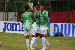 Carlo Costly celebra con sus compañeros uno de los goles en el Yankel.
