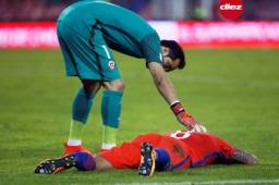 Bravo junto a Vidal lamentando la eliminación.