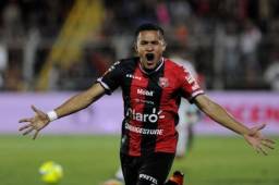 Roger Rojas está anotando doblete con el Alajulense ante el Herediano.