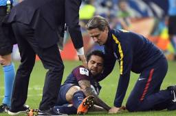 Dani Alves se lesionó la rodilla el miércoles en la final de Copa en Francia.