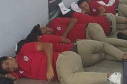 Jugadores del Santos Guápiles decidieron lanzarse al suelo en el aeropuerto de San Pedro Sula para tratar de descansar debido al retraso del vuelo.