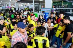 Los aficionados del Real España que llegaron a darle el apoyo en el día previo a enfrentar al Olimpia por la Copa Premier Centroamericana.