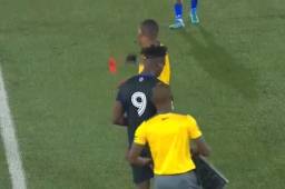 Momento en que Daneon Parchment le mostraba la roja a Rubilio Castillo.