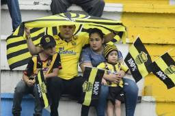 Sin importar la lluvia, aficionados del Real España llegaron en familia como la que vemos en la imagen. Los niños felices con sus banderas. Fotos: Yoseph Amaya/Gustavo Roca