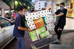 Las personas abarrotaron los supermercados y dejaron vacíos los estantes donde estaba el papel higiénico.