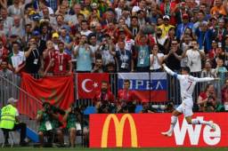 Aficionados marroquíes buscaron provocar a Cristiano Ronaldo recordándole a Messi. El luso les respondió con un gol y festejándolo frente a ellos. Foto AFP