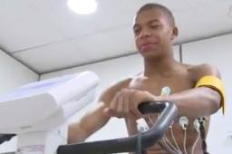 El delantero Kylian Mbappé ha comenzado su pretemporada entrenando con su equipo, el Monaco.