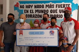 Jugadores del Olimpia hicieron entrega de 100 lempiras a la Fundación Hondureña para el niño con Cáncer.