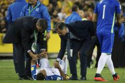 Los miembros de la Federación de Honduras, Jorge Salomón y Jorge Ernesto Mejía, literalmente intentaron levantar a la Selección pero no lo lograron. Foto Agencia