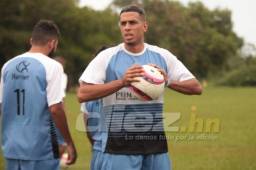 Eddie Hernández se alista para anotarle al Real España en la segunda fecha del torneo Clausura de Liga Nacional.