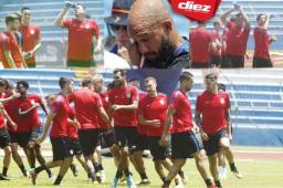 La Selección de los Estados Unidos entrenó en la cancha del Estadio Olímpico y a todos sus jugadores se les vio hidratándose a cada momento.