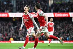 Arsenal, gracias a su portero, sigue como líder en la Premier League, pero City le respira en la nuca