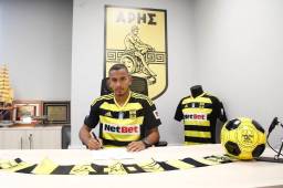 Edwin Rodríguez firmando contrato con el Aris FC de Grecia, club al que se vincula durante un año.