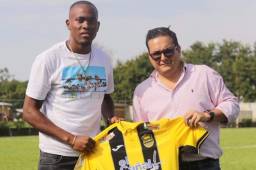 Jamal Charles posa con la camisa del Real España.