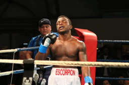 Josec Ruiz muestra su felicidad después de ganar el combate.