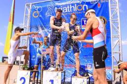 Jason West y Renee Tomlin festejan tras ganar el primer lugar en Élite Masculino y Femenino, respectivamente, en el Puerto Cortés Triathlon.
