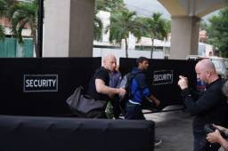 El portero Brad Guzan ingresando al hotel de concentración de Estados Unidos.