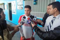 El delantero Roger Rojas atendiendo a los medios de comunicación este jueves en el inicio de la pretemporada del Olimpia. Foto Ronal Aceituno
