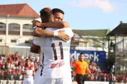 El delantero Roger Rojas se abraza con su compatriota Alexander López quien también marcó en el triunfo del Alajuelense. Foto cortesía