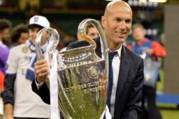 Zidane cargando su tercera copa de Europa con el Real Madrid.