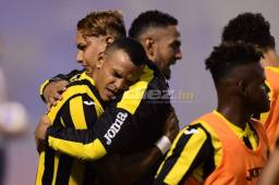 El delantero Rony Martínez festejando el segundo gol de Real España en la final frente al Olimpia. Fotos Neptalí Romero y Yosep Amaya