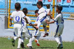 Los jugadores de M.S.P.S celebran uno de los goles con los que vencieron a Pumas. Foto: Neptali Romero.