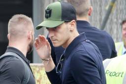 El alemán Mesut Özil en su país luego de llegar de Rusia tras la temprana eliminación donde fueron echados por México, Suecia y Corea del Sur. Foto AFP