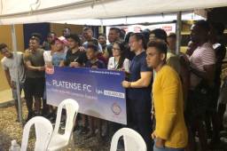 Los jugadores del Platense posando con el cheque que se les entregó este martes.