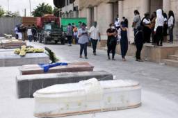 En Guayaquil, Ecuador, los cuerpos de los muertos por el coronavirus están en las calles porque los hospitales y las morgues ya están colapsadas. Fotos cortesía