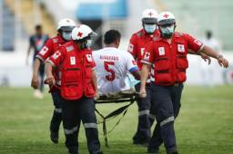 Momentos cuando el defensor del Olimpia, Ever Alvarado, dejaba la cancha del estadio Nacional durante el clásico frente al Motagua. Foto DIEZ