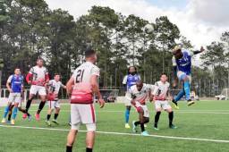 El delantero del Real España, Darixon Vuelto, salta para conectar un balón durante el partido ante el Independiente de Siguatepeque. Fotos cortesía Fenafuth