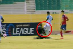 Así fue el penal que no le pitaron a la Selección de Honduras en el compromiso ante Cuba.