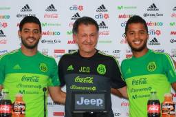 Juan Carlos Osorio junto a Carlos Vela y Gio dos Santos en la conferencia previo al partido ante Honduras.