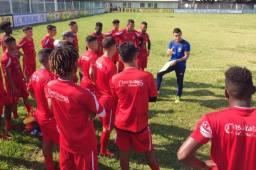 Luis Alvarado con sus dirigidos en el Tela FC de la Liga de Ascenso. Foto cortesía.