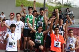 Los chicos de la Academia Pinares (centro) celebran la obtención de la medalla de oro en la prueba de relevos 4x100.