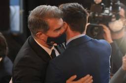 Laporta abrazó a Messi durante su posesión como presidente del FC Barcelona. La imagen se volvó viral.