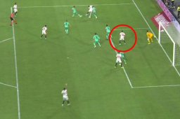 Al minuto 88 el árbitro del partido le ahogó el grito de gol al mexicano.