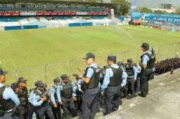 El estadio Morazán luce espectacular para albergar este choque liguero y la Policía Nacional ya está presente para asegurar el bienestar de los aficionados.
