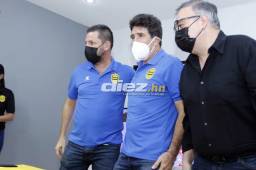 Héctor Vargas posando ya con el escudo del Real España en el pecho. El técnico argentino promete trabajo y sus objetivo son el liderato de las vueltas y el título. Fotos Neptalí Romero y Jeffry Ayala