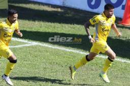 Ramiro Rocca engañó a Denovan Torres y celebró su primer gol en Honduras. Foto: Neptalí Romero.