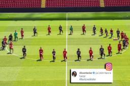 La pose, con la rodilla en tierra, fue popularizada por el jugador de la NFL Colin Kaepernick, convertido en símbolo de las protestas en Estados Unidos contra la violencia policial, en particular contra las minorías.