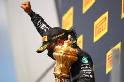 Lewis Hamilton festejó el título de Gran Bretaña alzando su puño en señal de apoyo a la lucha contra el racismo. Foto AFP