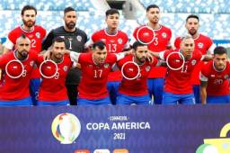 La Federación de Chile en la Copa América tapó el 'Nike' con la bandera chilena.