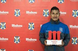 Bryan Acosta con el trofeo que lo acredita Mejor Jugador del mes de marzo en Tenerife.