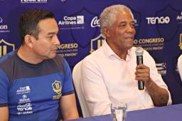 El colombiano Francisco 'Pacho' Maturana, cuando exponía en conferencia de prensa sobre el curso de entrenadores que dará en San Pedro Sula.