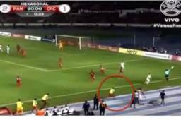 El jugador de Panamá que se encontraba en la banca, corrió a patear el balón para alejarlo y perder tiempo.