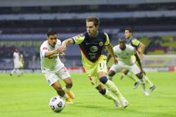 El delantero del América, Sebastián Córdova, se quiere escapar de la marca de Michael Chirinos del Olimpia durante el juego en el Azteca. Foto cortesía | Universal