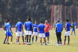Manuel Keosseián en una charla con parte de los jugadores que será titulares ante Platense. Foto: Marvin Salgado.