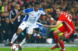 El defensor panameño Michael Amir Murillo recibe la marca del galés Ryan Hedges.